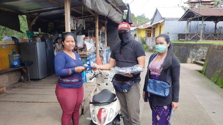 Pemerintah Desa Gobleg bagikan 2920 Masker ke Masyarakat